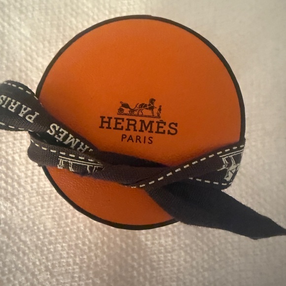 Hermes Paris scarf Les mains rose Craie - Picture 1 of 5